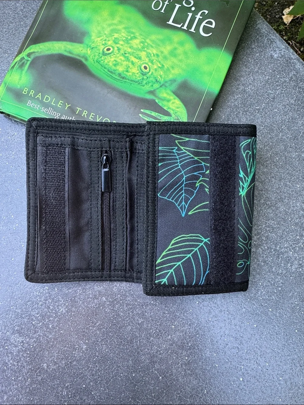 NWOT NEFF black background with tropical theme trifold wallet. Zipper pocket.